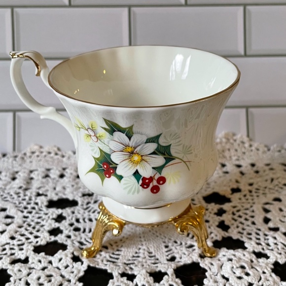 Royal Albert Poinsettia saucer and tea cup. Bone China made in England. - Picture 7 of 12